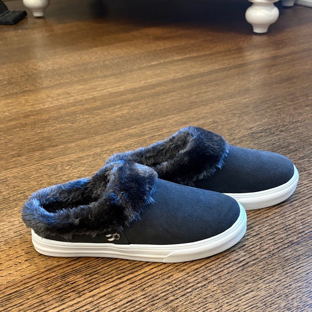Minnetonka Women's Black Faux Fur Slippers with hard bottom - never worn